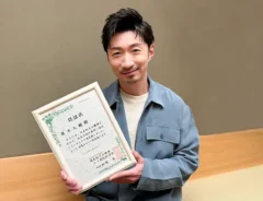 修了書を持つMAKIDAIさん（撮影:grape芸能編集部）