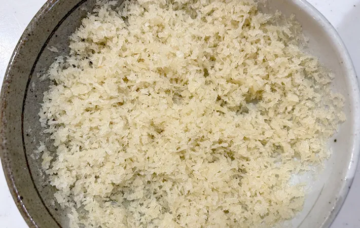 パン粉と油を混ぜた画像（撮影：エニママ）