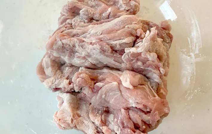 塩コショウと片栗粉を揉み込んだ豚こま切れ肉の画像（撮影：エニママ）