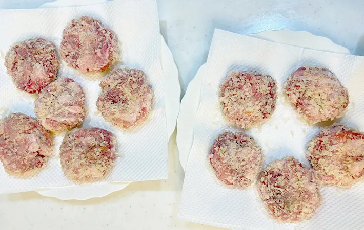 パン粉をまぶした豚こま切れ肉を並べた画像（撮影：エニママ）