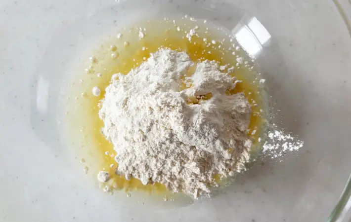 ホットケーキミックスとサラダ油を入れた画像（撮影：エニママ）