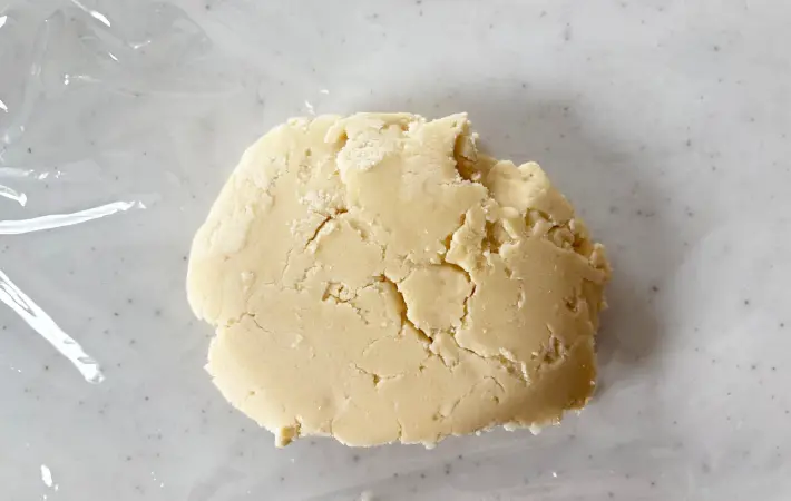 生地をラップに乗せた画像（撮影：エニママ）