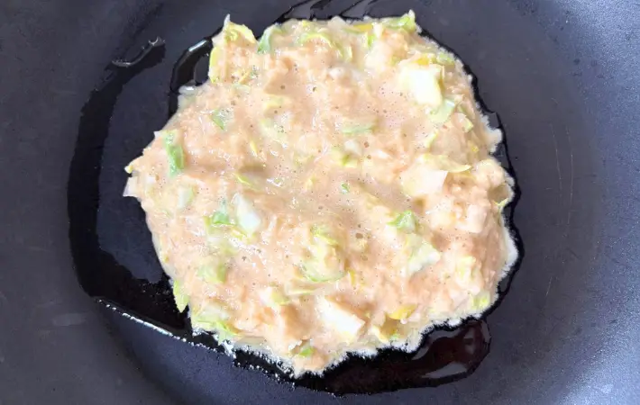 お好み焼きの生地を広げた画像（撮影：エニママ）