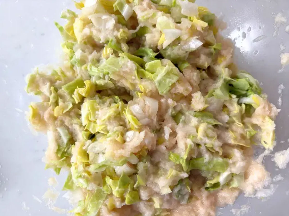 お好み焼きを作る画像（撮影：エニママ）