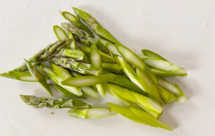 斜め切りにしたアスパラの画像（撮影：エニママ）