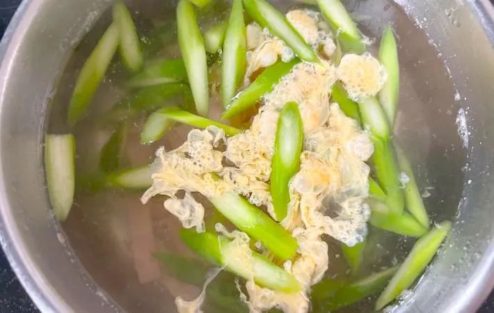 鍋にベーコンと溶き卵を加えた画像（撮影：エニママ）