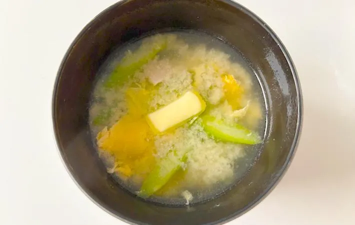 器に入った味噌汁にバターを加えた画像（撮影：エニママ）