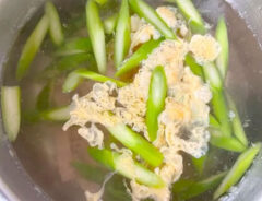 鍋にベーコンと溶き卵を加えた画像（撮影：エニママ）