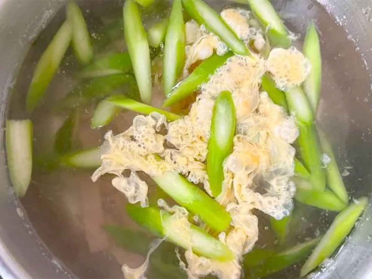 鍋にベーコンと溶き卵を加えた画像(撮影:エニママ)