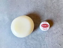 石けんとペットボトルのキャップを置いた場面（撮影：エニママ）