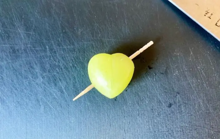 シャインマスカットにつまようじを刺した画像（撮影：エニママ）