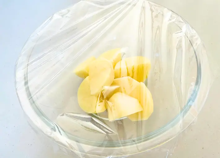 切ったじゃがいもの電子レンジ加熱前の画像（撮影：エニママ）