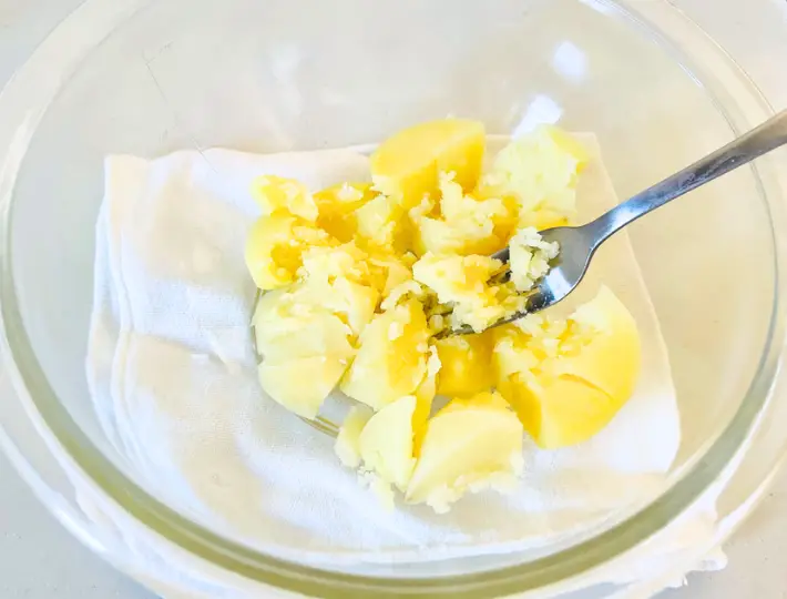 じゃがいもをフォークで潰している画像（撮影：エニママ）