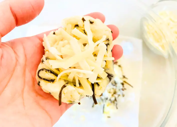 中にチーズを入れている画像（撮影：エニママ）