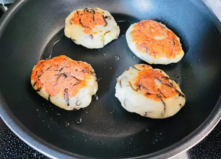 フライパンで焼いている画像（撮影：エニママ）