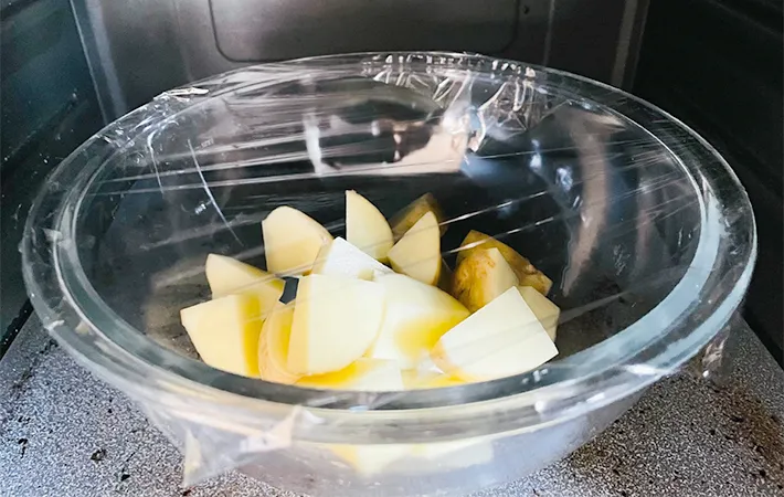 耐熱ボウルでじゃがいもを電子レンジで加熱する画像（撮影：エニママ）