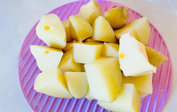 じゃがいもに調味料を加えた画像（撮影：エニママ）