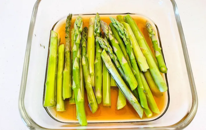 アスパラめんつゆと水を加えた写真（撮影：エニママ）