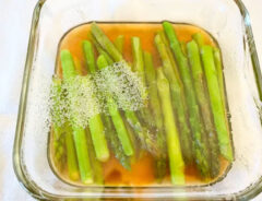 『アスパラのめんつゆ漬け』の写真（撮影：エニママ）