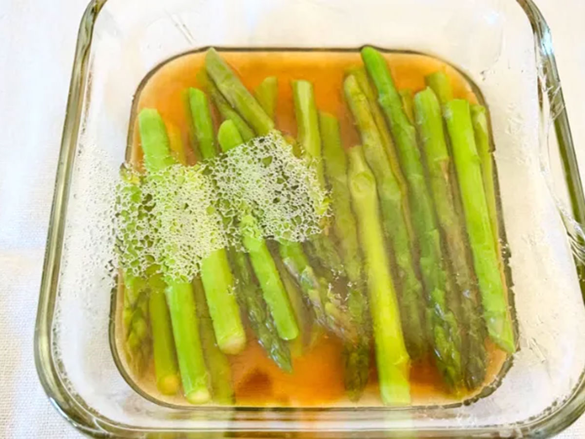 『アスパラのめんつゆ漬け』の写真(撮影:エニママ)