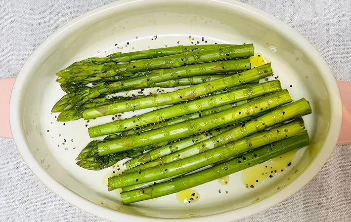 アスパラにオリーブオイルなどの調味料をかけた画像（撮影：エニママ）
