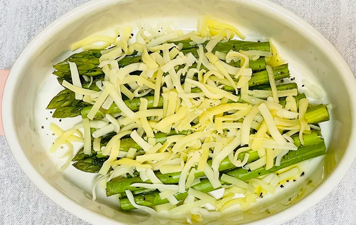 調味料の上からチーズをかけた画像（撮影：エニママ）