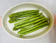 アスパラガスを並べた場面（撮影：エニママ）