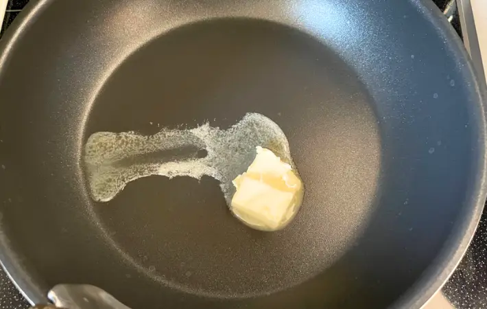 フライパンにバターを溶かしている画像（撮影：エニママ）