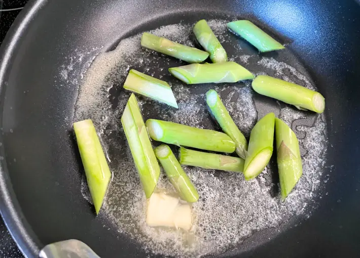 アスパラの根元の部分を先に炒めている画像（撮影：エニママ）