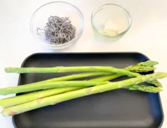 アスパラガスと塩昆布、バターを置いた場面（撮影：エニママ）