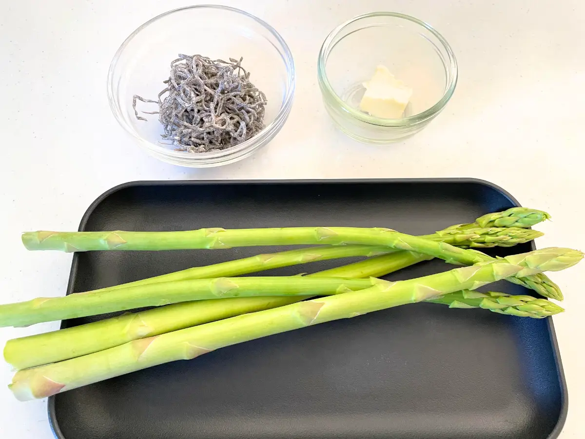 アスパラガスと塩昆布、バターを置いた場面(撮影:エニママ)