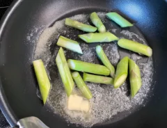 アスパラガスとバターを炒める場面（撮影：エニママ）