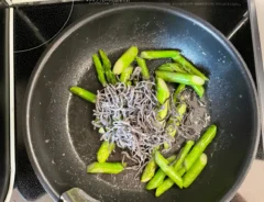 アスパラガスに塩昆布を入れた場面(撮影:エニママ)