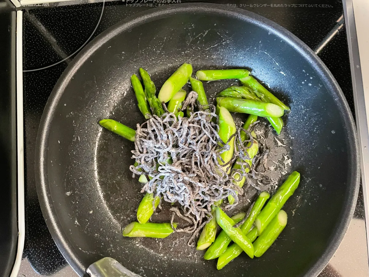 アスパラガスに塩昆布を入れた場面（撮影：エニママ）