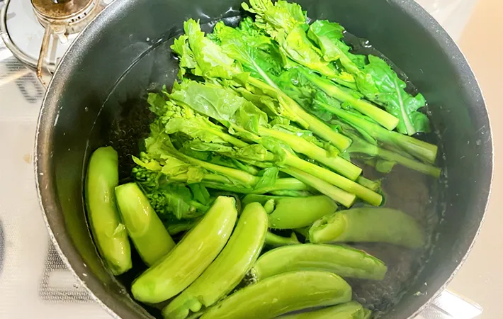 菜の花とスナップエンドウをゆでている画像（撮影：エニママ）