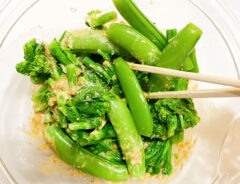 『スナップえんどうと菜の花のごまマヨネーズあえ』の写真(撮影:エニママ)