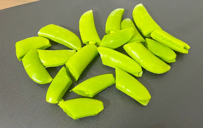 スナップエンドウを半分に切った画像（撮影：エニママ）