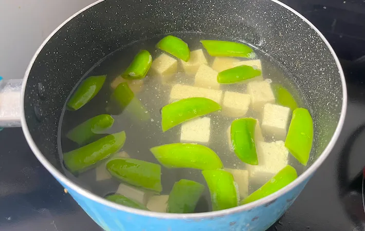 鍋に豆腐を入れた画像（撮影：エニママ）