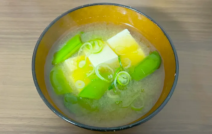 味噌汁をさらに盛りつけた画像（撮影：エニママ）
