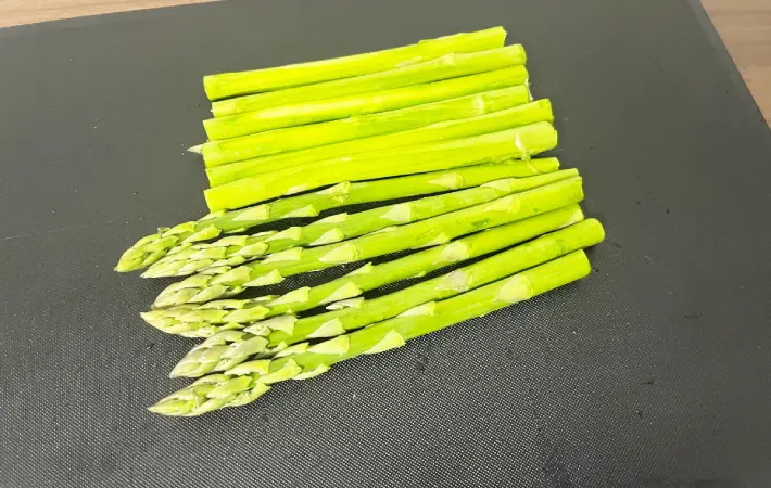 半分に切ったアスパラガスの画像（撮影：エニママ）