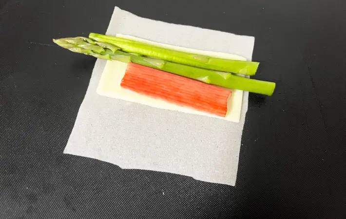 春巻きの皮にアスパラガスとチーズとカニカマを包む前の画像（撮影：エニママ）