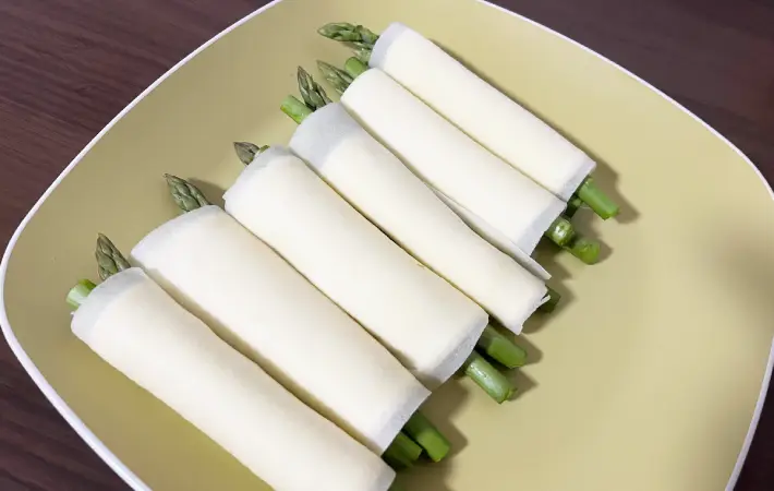 春巻きの皮にアスパラガスとチーズとかにかまを包み、並べた画像（撮影：エニママ）