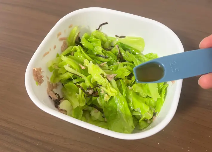 ごま油を入れている画像（撮影：エニママ）