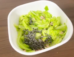 春キャベツにツナ、塩昆布を加えた場面（撮影：エニママ）