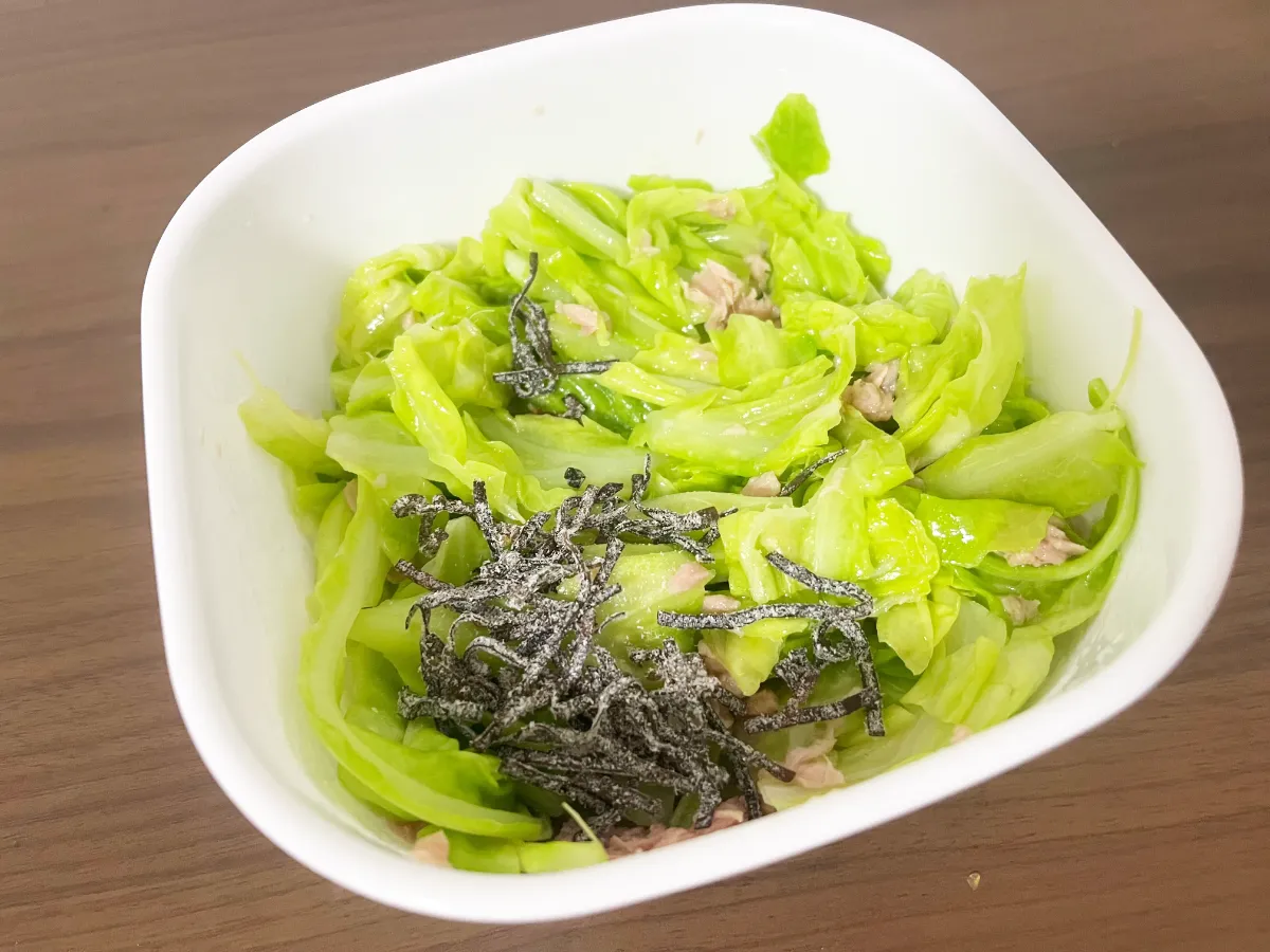 春キャベツにツナ、塩昆布を加えた場面（撮影：エニママ）