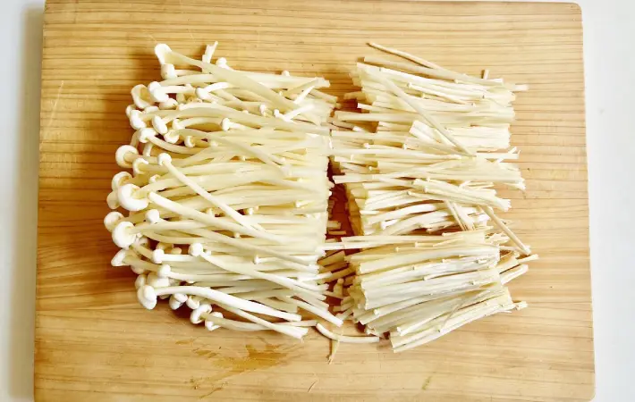 エノキを半分に切った画像（撮影：エニママ）