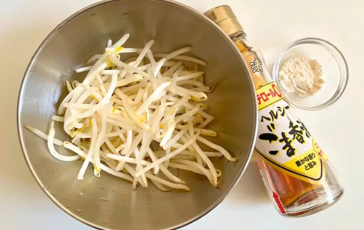 ひげ根をとったモヤシと材料の一部（撮影：エニママ）