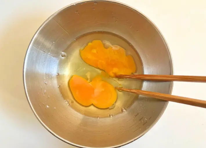 卵を溶く（撮影：エニママ）