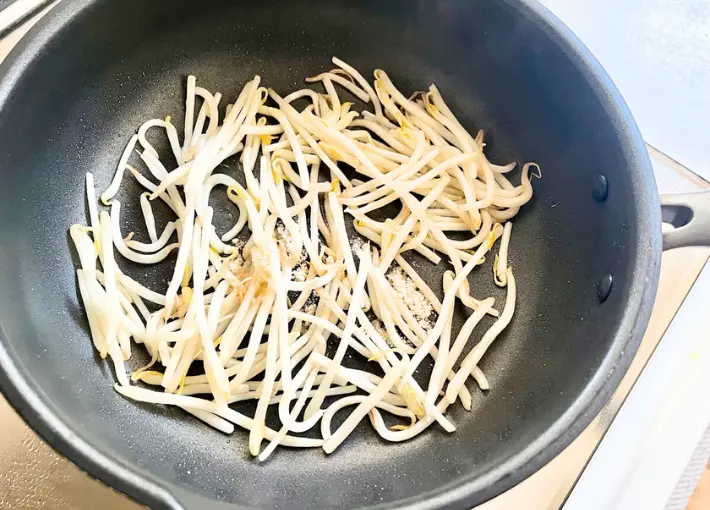 モヤシを焼く（撮影：エニママ）