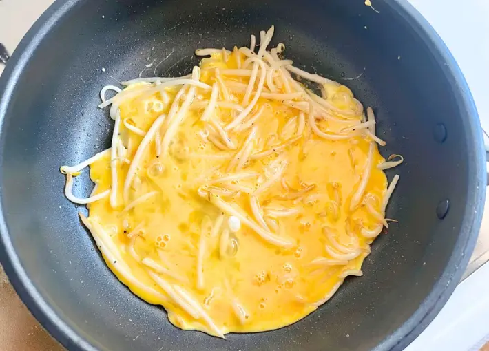 卵を加えて焼く（撮影：エニママ）